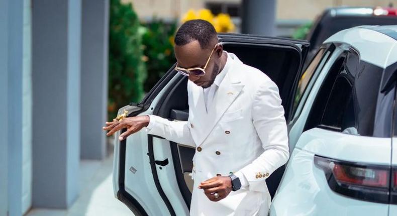 If your spouse discovers a new partner, be quiet, Okyeame Kwame advises polygamous men.